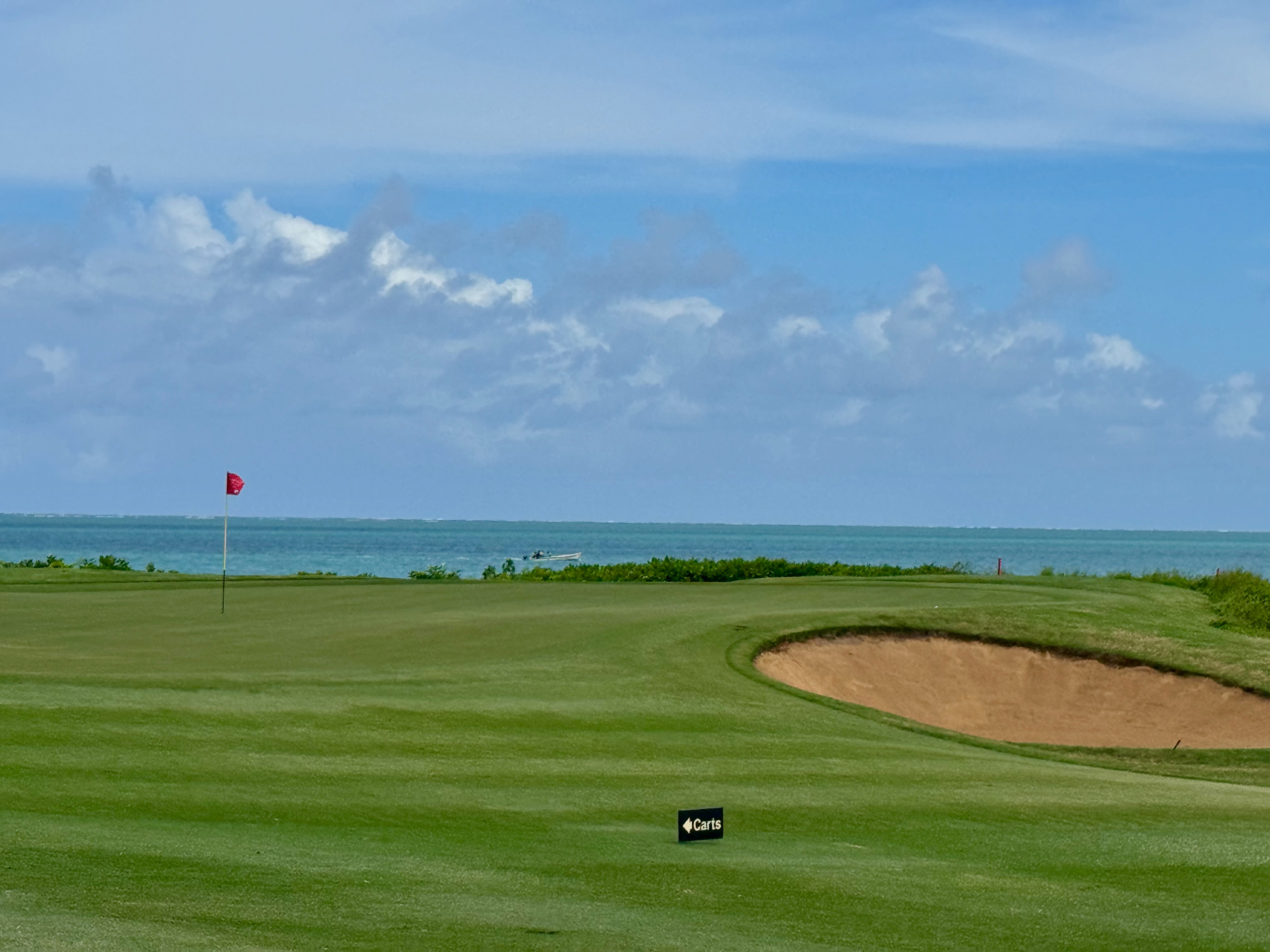 Golfplatz mit Meerblick und Fahne