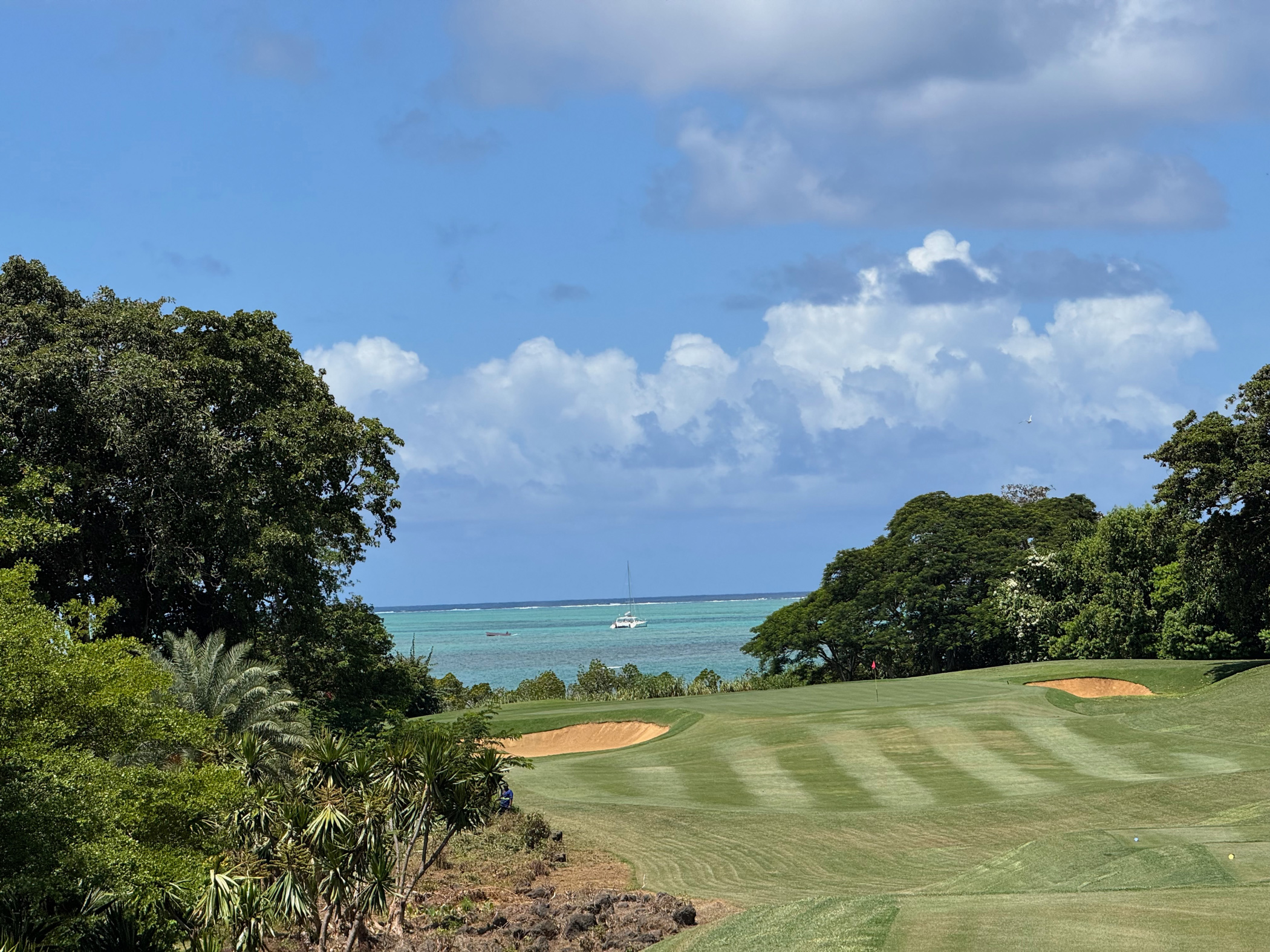 Golfplatz mit Meerblick und Wolken
