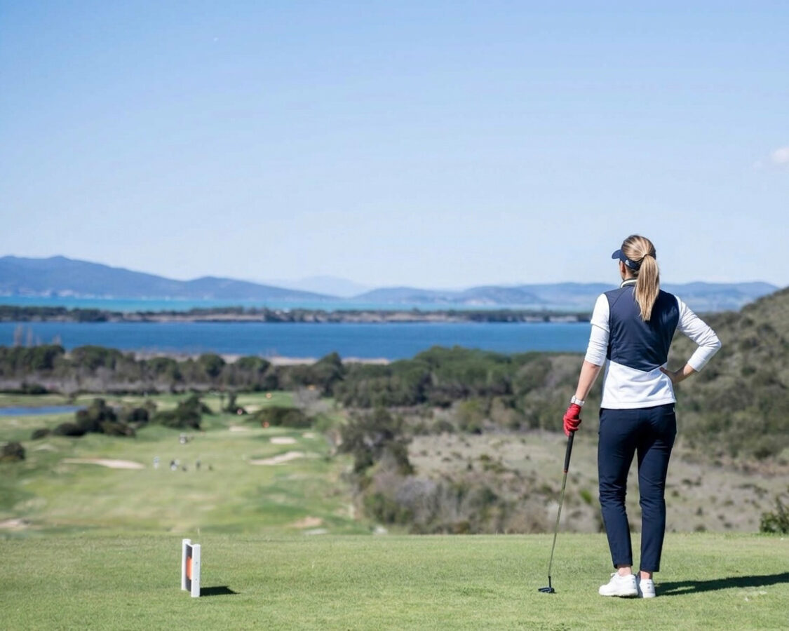 Golfspielerin mit Blick auf Landschaft