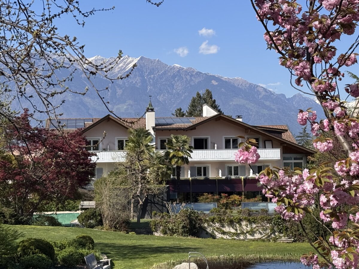 Hotel Ballguthof im Frühling mit Bergaussicht