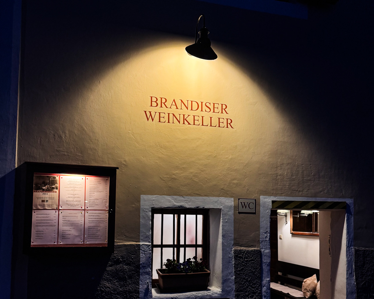 Aussenansicht des Brandiskeller Restaurants in Lana, Südtirol, bei Abendlicht