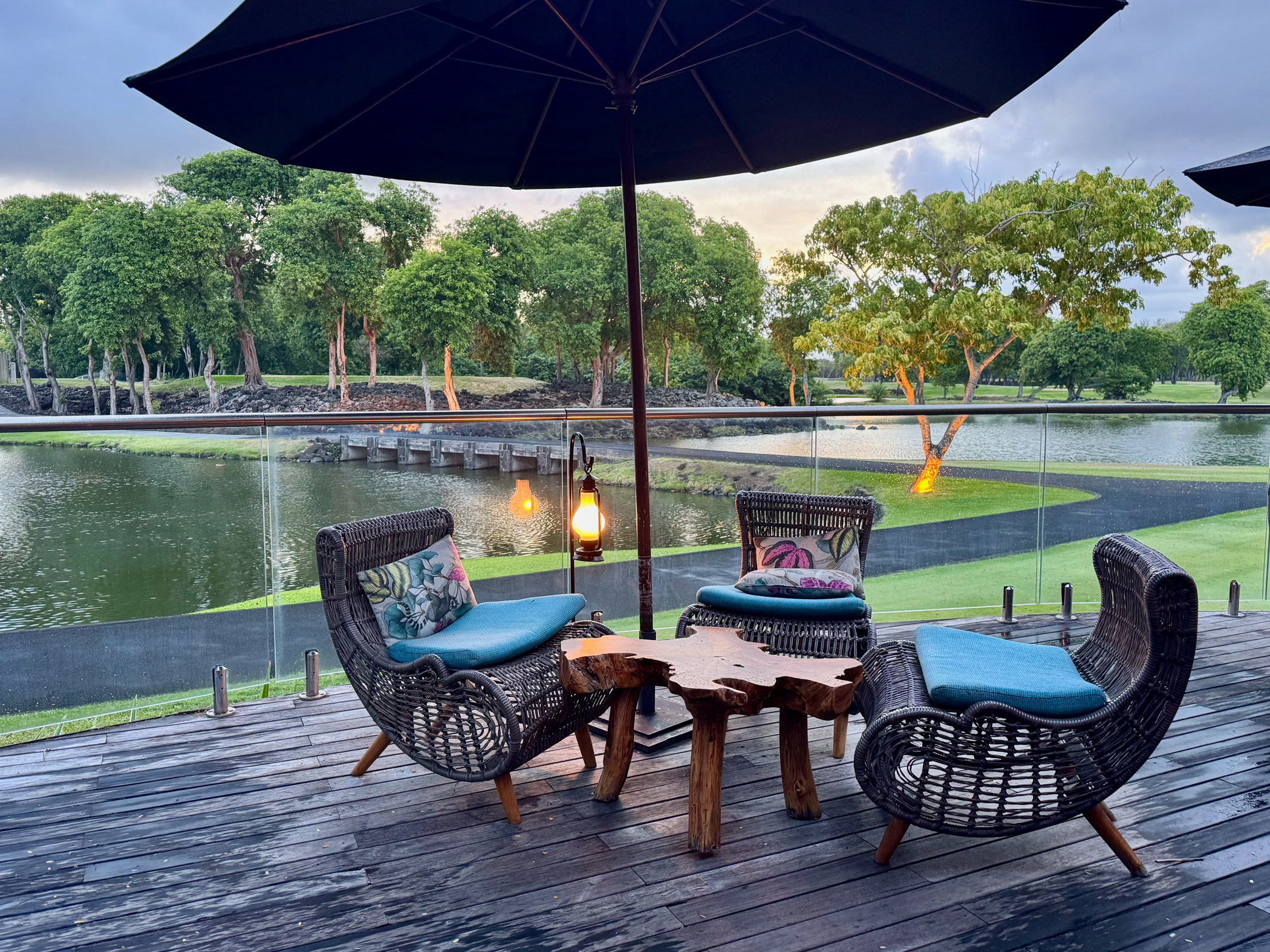 Lounge auf Terrasse im Clubhaus in der Dämmerung