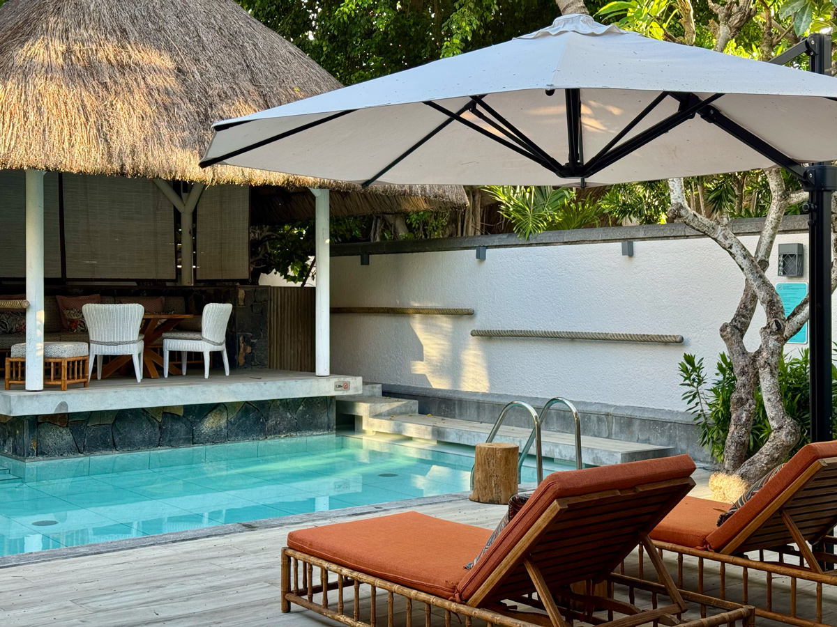 Privat Pool und Poolhaus mit Liegen in der Villa Nr. 10 im Constance Belle Mare Plage