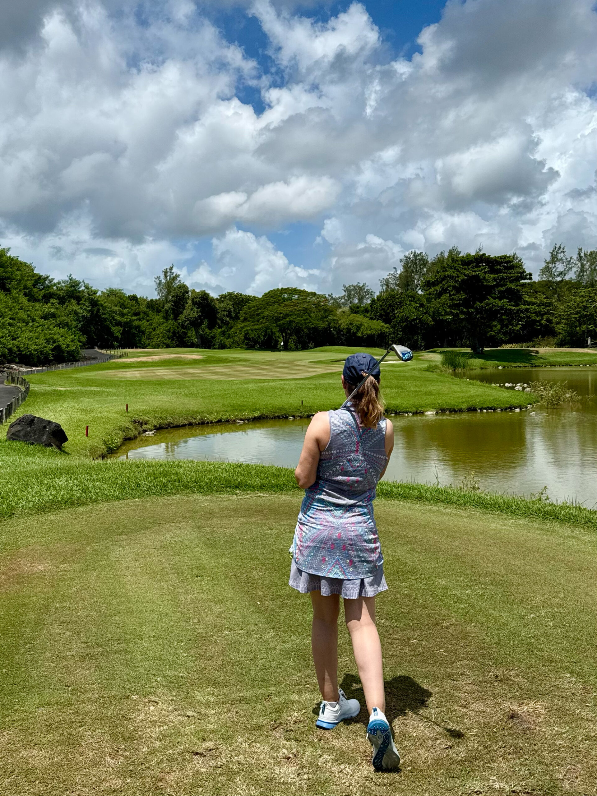 Golferin am Wasserhindernis