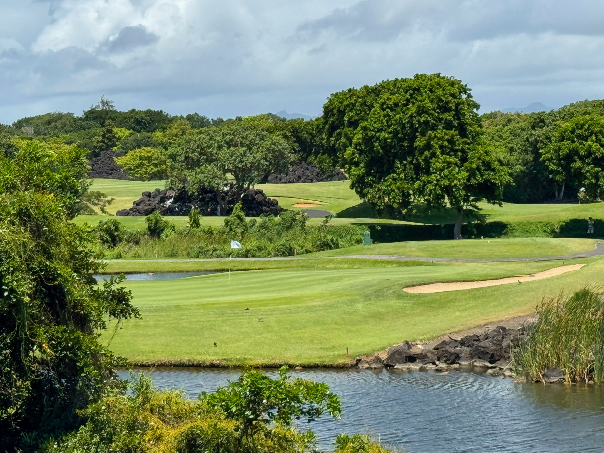 Inselgrün mit Fahne und Sandbunker