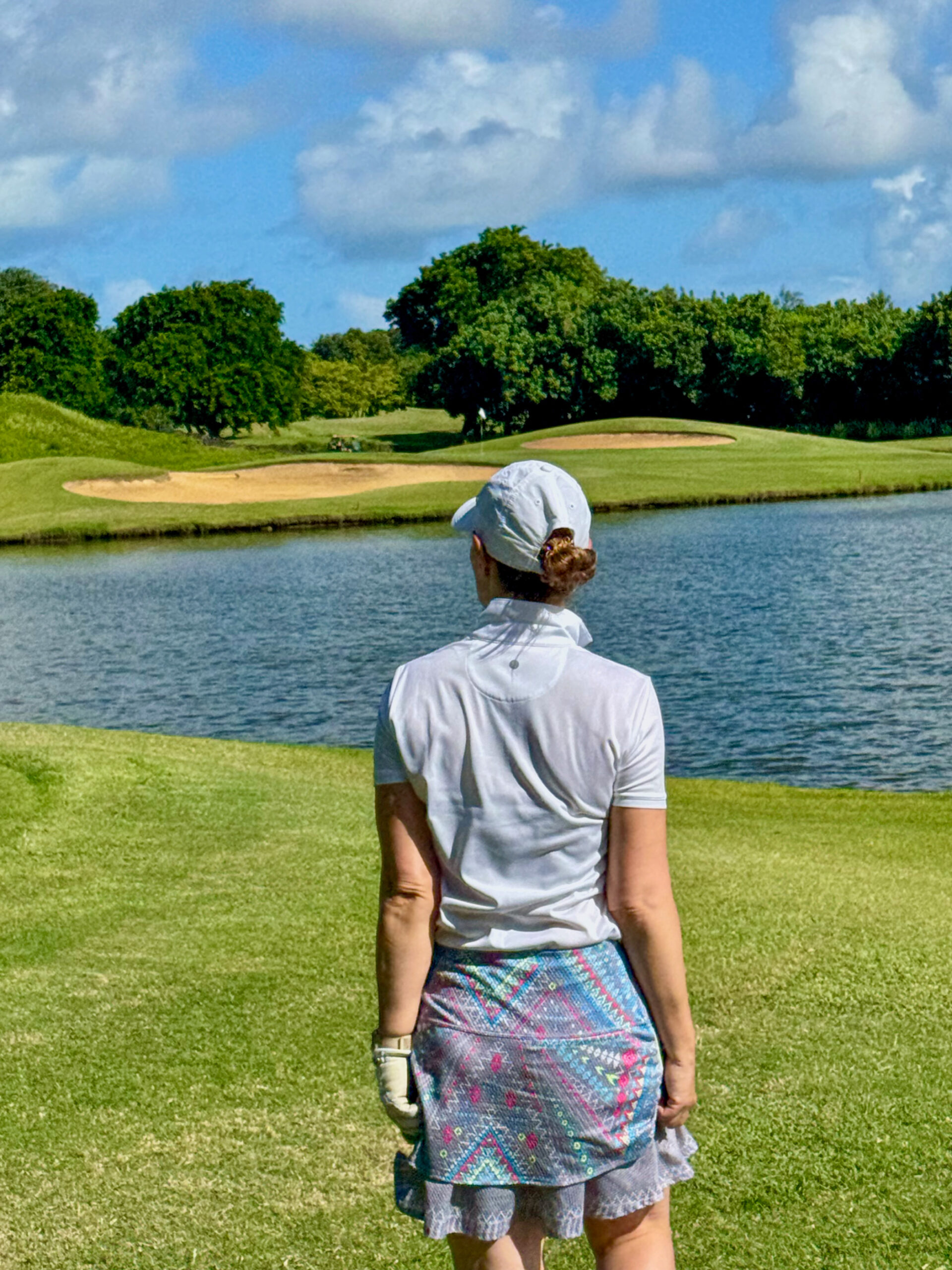 Golferin am Wasser auf The Links at Constance Belle Mare Plage, Mauritius