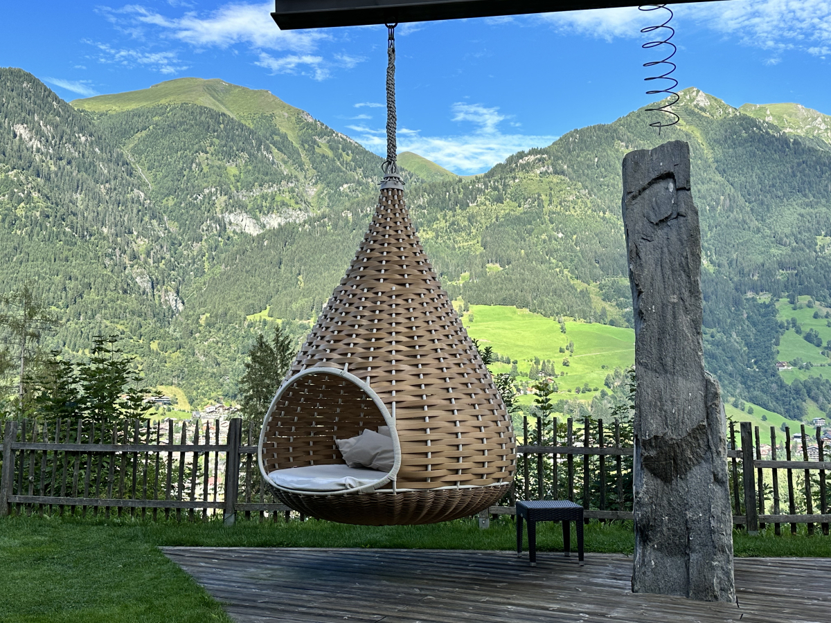 Outdoor-Hängesessel im Garten mit Bergblick