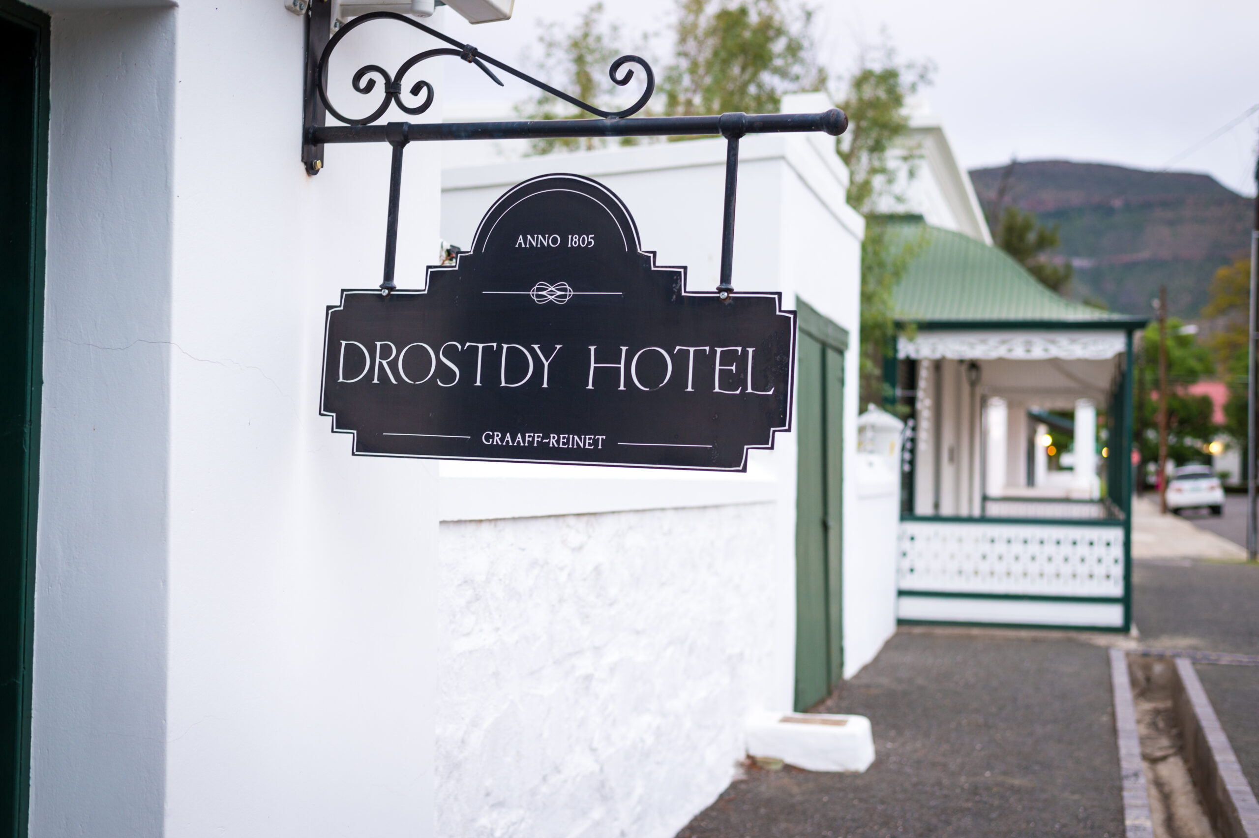 Das Schild des Drostdy Hotel – seit 1805 ein etabliertes Tor zur Karoo, nicht zu einem Resort im Outback.