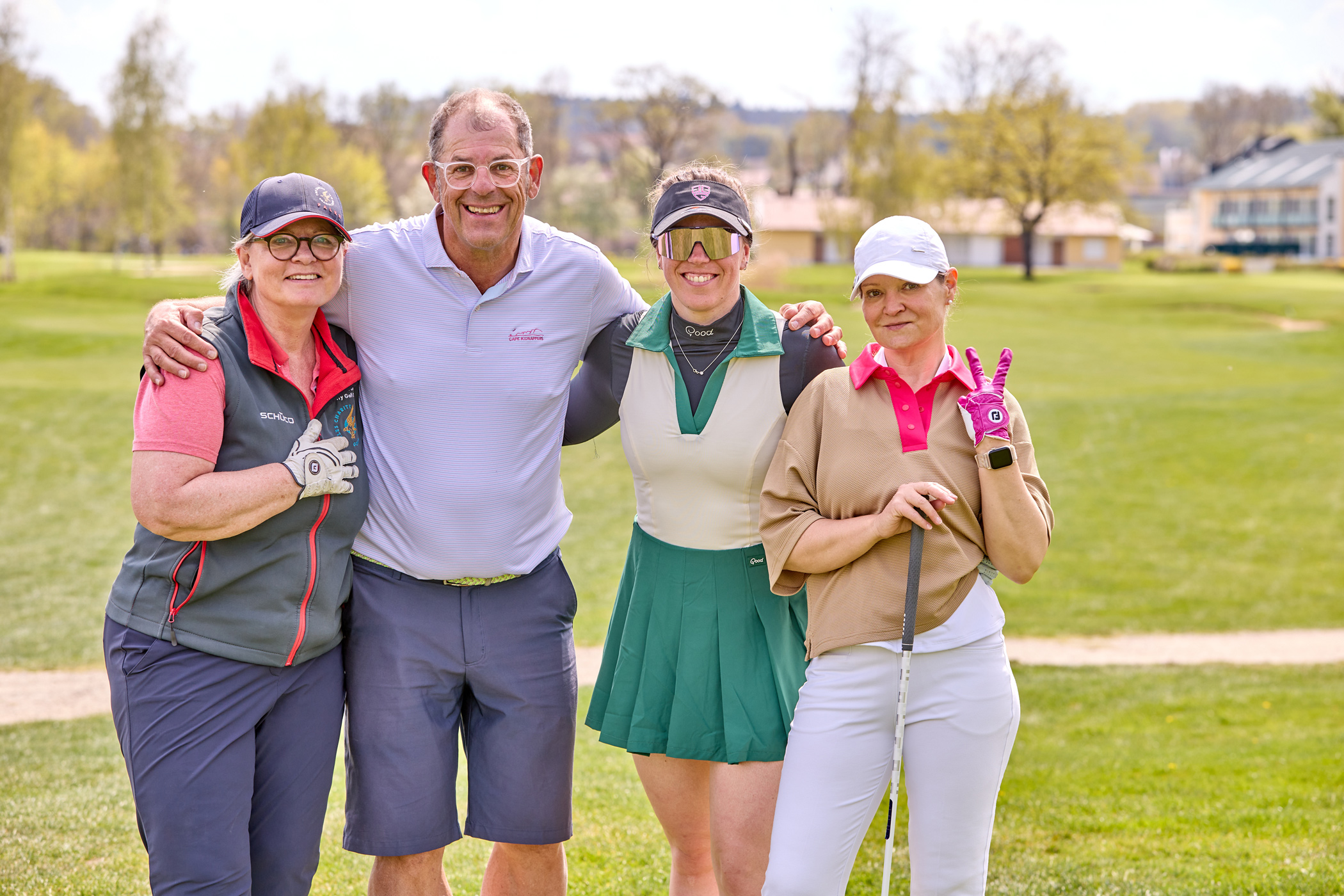 Vier Golfer auf dem Golfplatz.