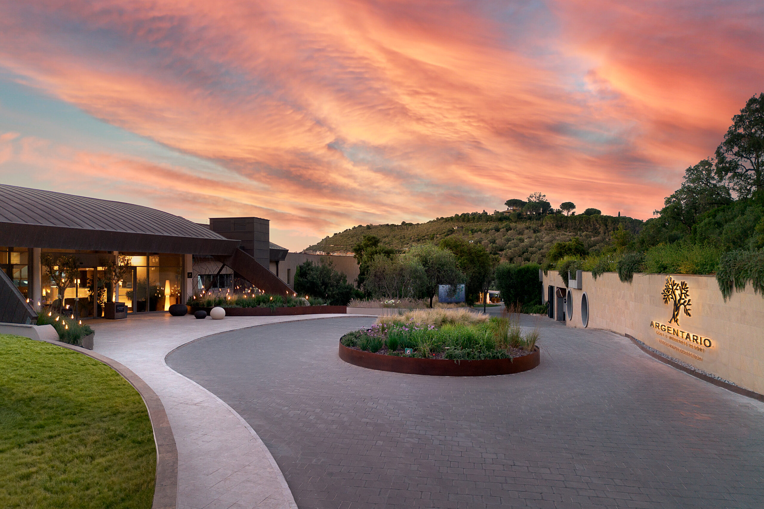 Eleganter Eingang bei Sonnenuntergang