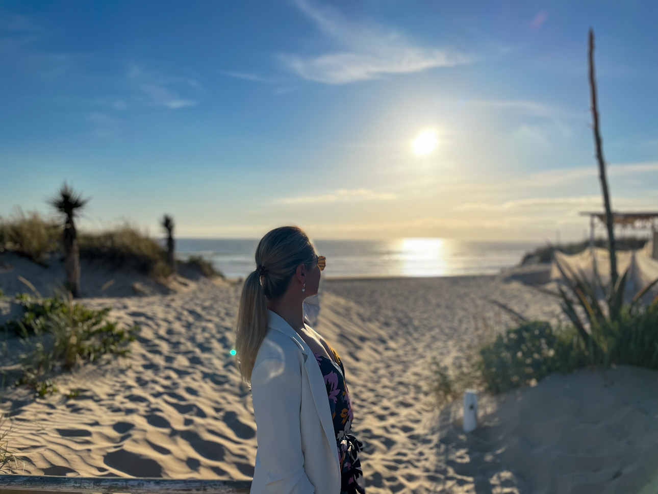 Moni im weissen Blazer auf der Düne, den Blick aufs Meer – Comporta kennt keine Eile.