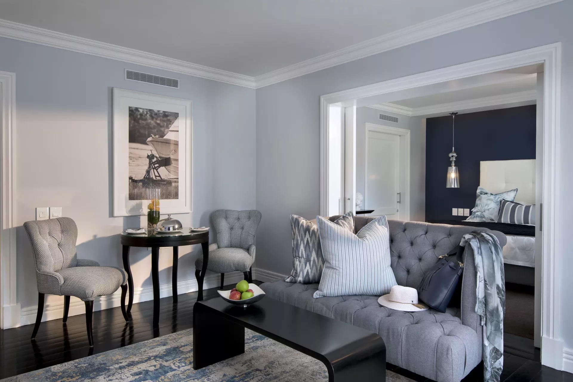 Elegantes Wohnzimmer mit stilvollen Möbeln