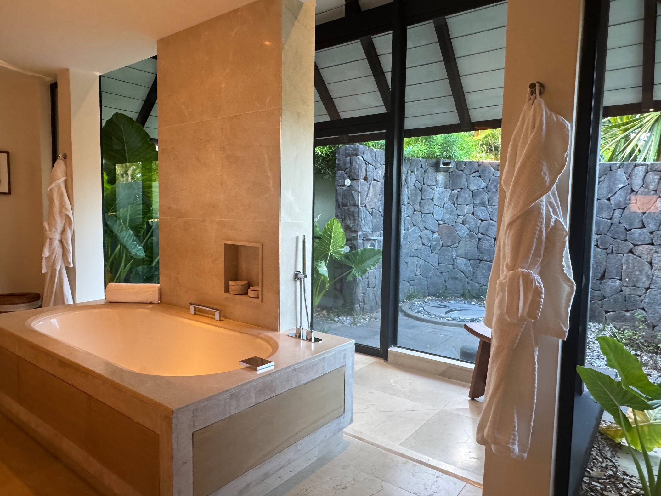 Luxuriöses Badezimmer mit Badewanne