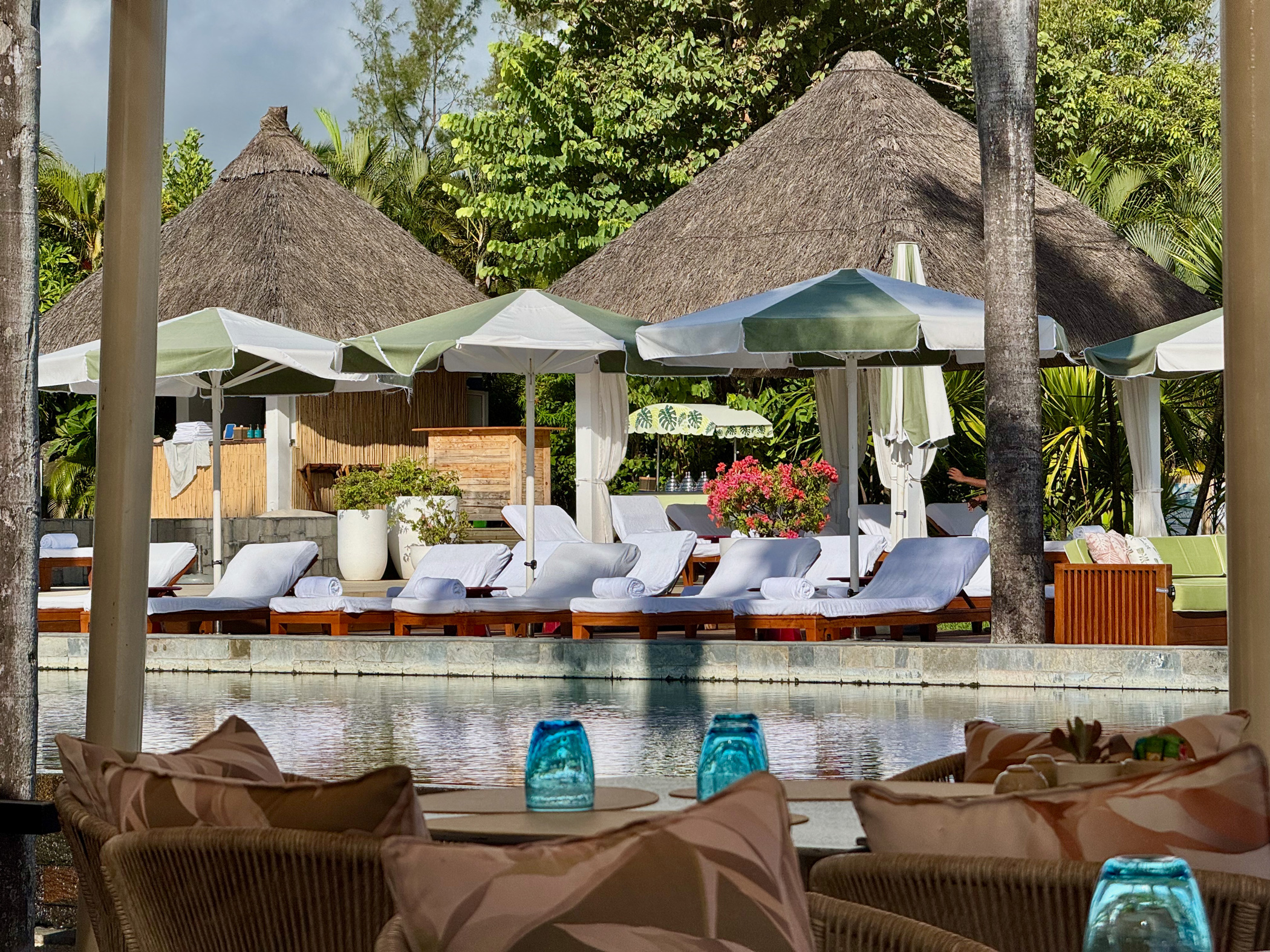 Poolbereich mit Cabanas im Four Seasons Anahita Mauritius tropische Anlage
