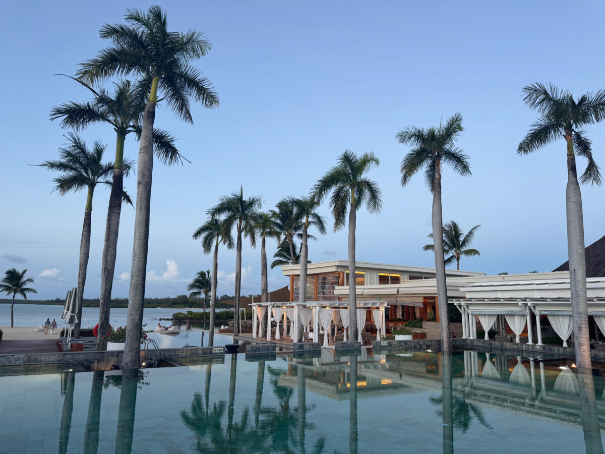 Luxuriöser Pool mit Palmen und Restaurant