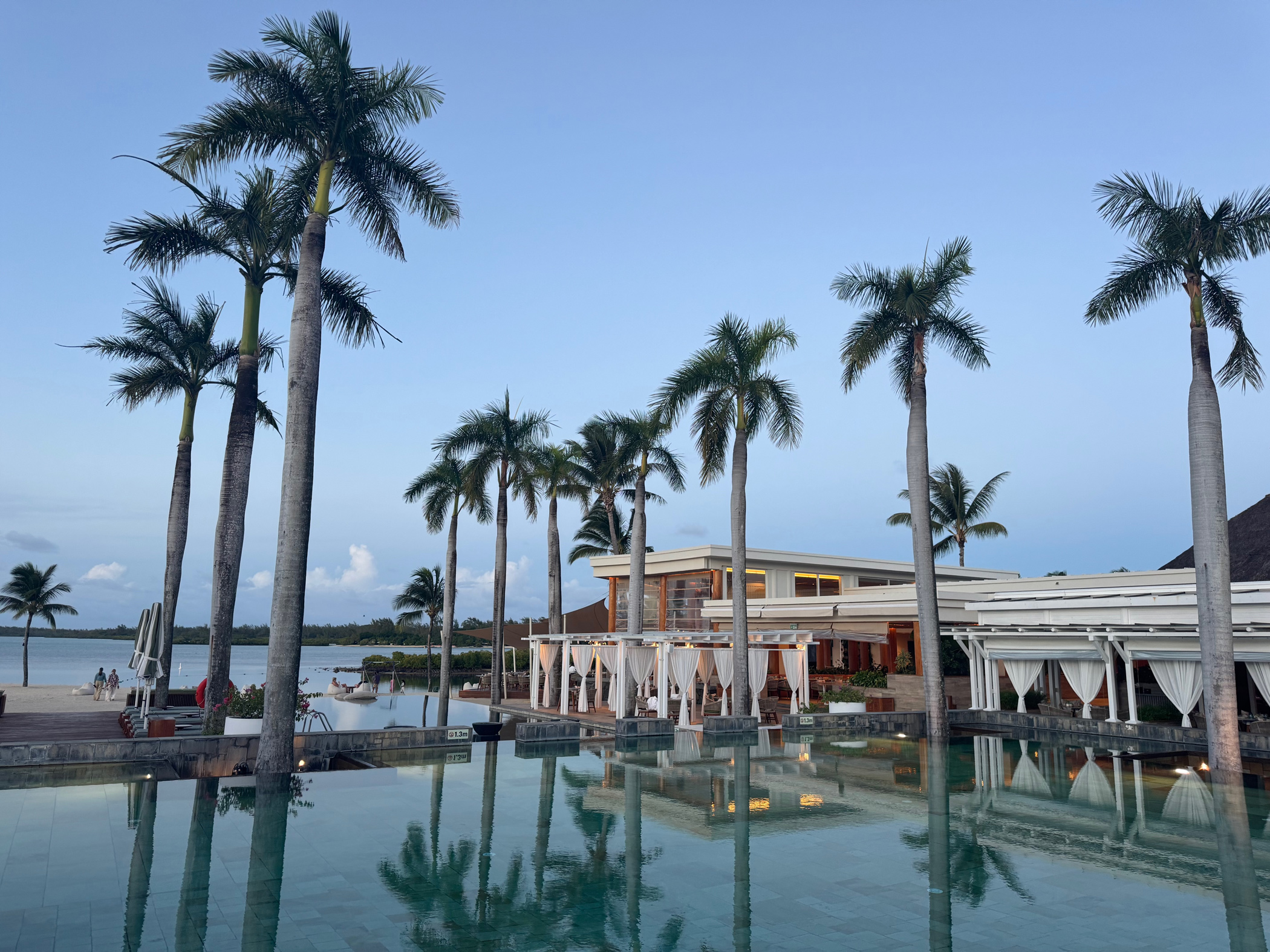 Luxuriöser Pool mit Palmen und Restaurant