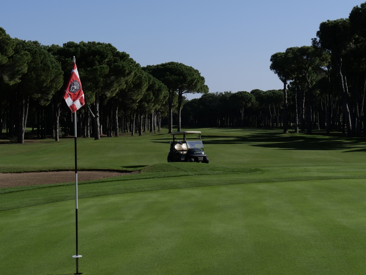 Golfcart auf dem Fairway im Gloria Golf Resort Belek