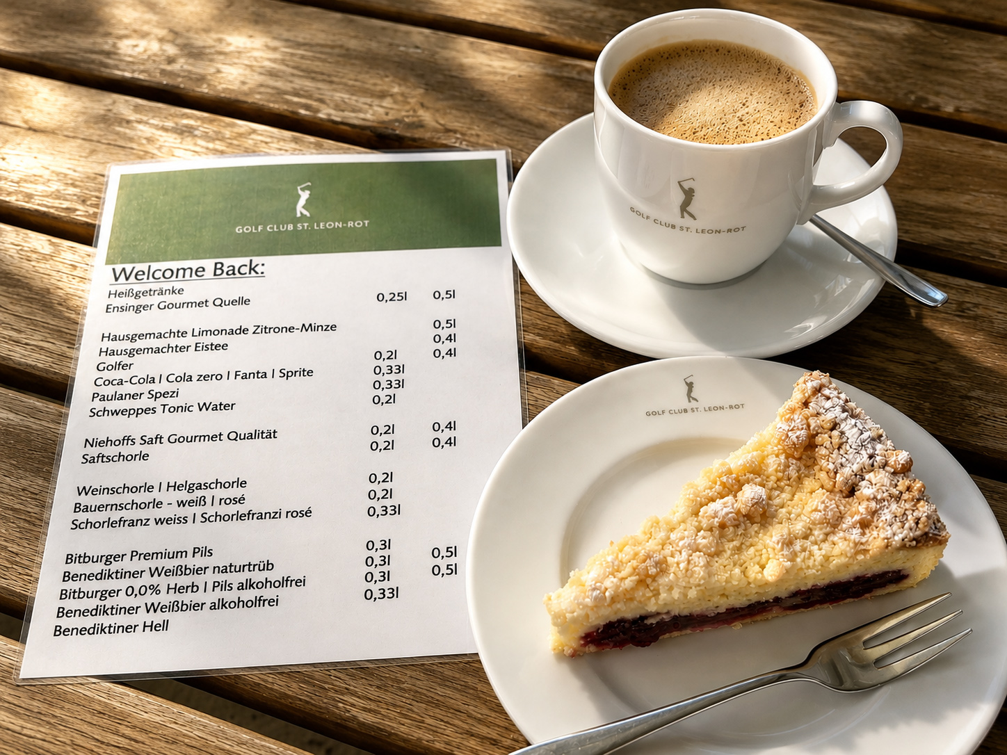 Kaffee und Kuchen auf einem Tisch