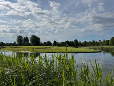 Golfplatz mit Wasser und Bäumen