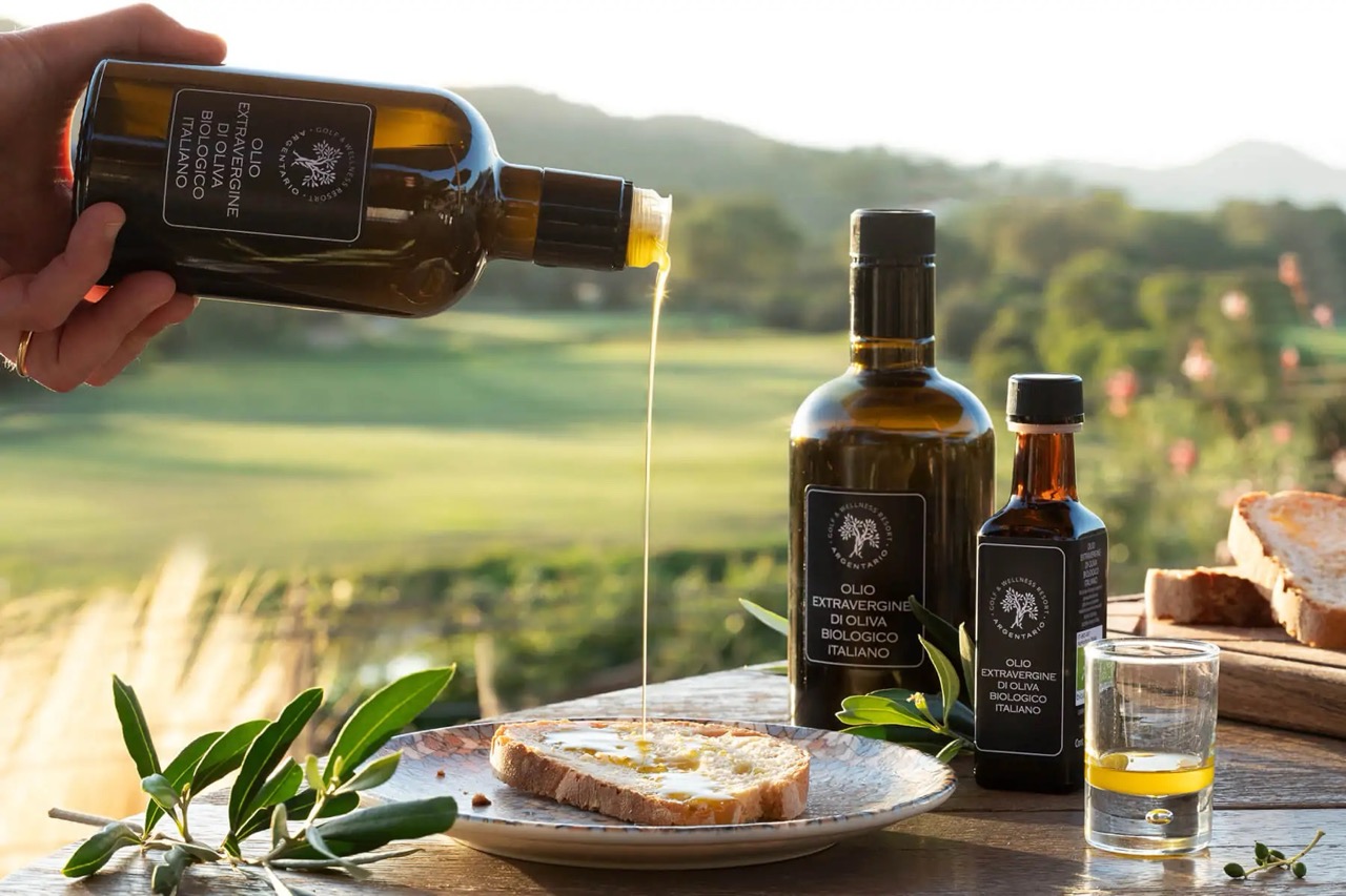 Helle Flüssigkeit fliesst aus einer Flasche aufs Brot – und plötzlich sitzt man in der Toskana, obwohl man bloss sein Frühstück rettet.