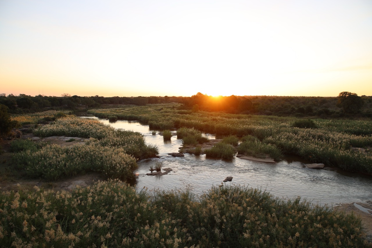 Sonnenuntergang über einem Fluss.