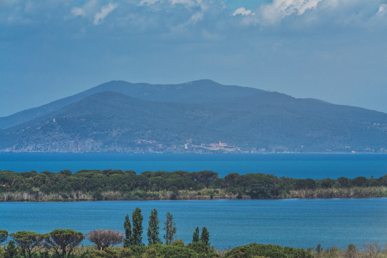 Lagune mit Bergen im Hintergrund