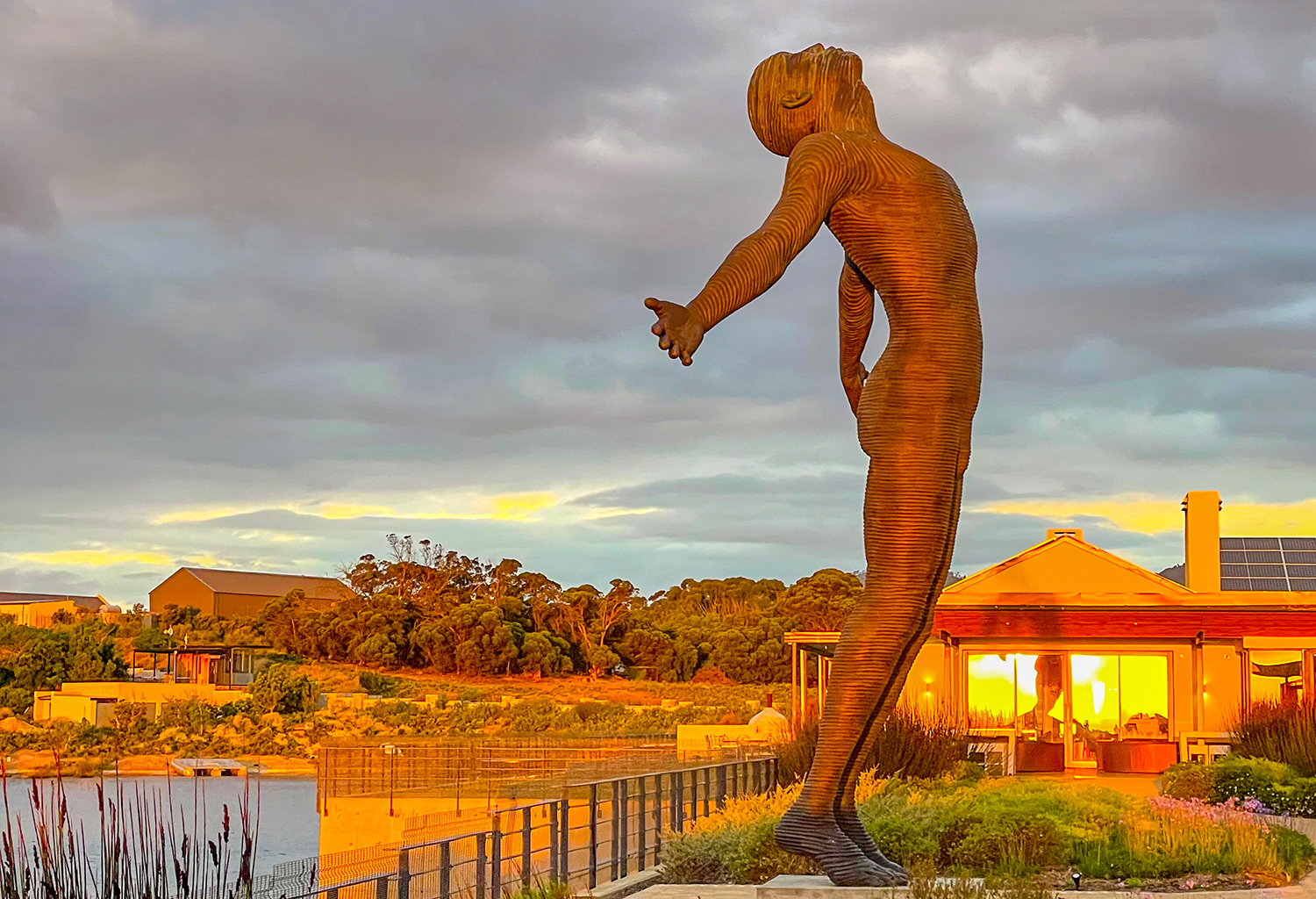 Holzfigur in Lebensgrösse wirft einen langen Schatten über die Lagune – Willkommen in Südafrika.