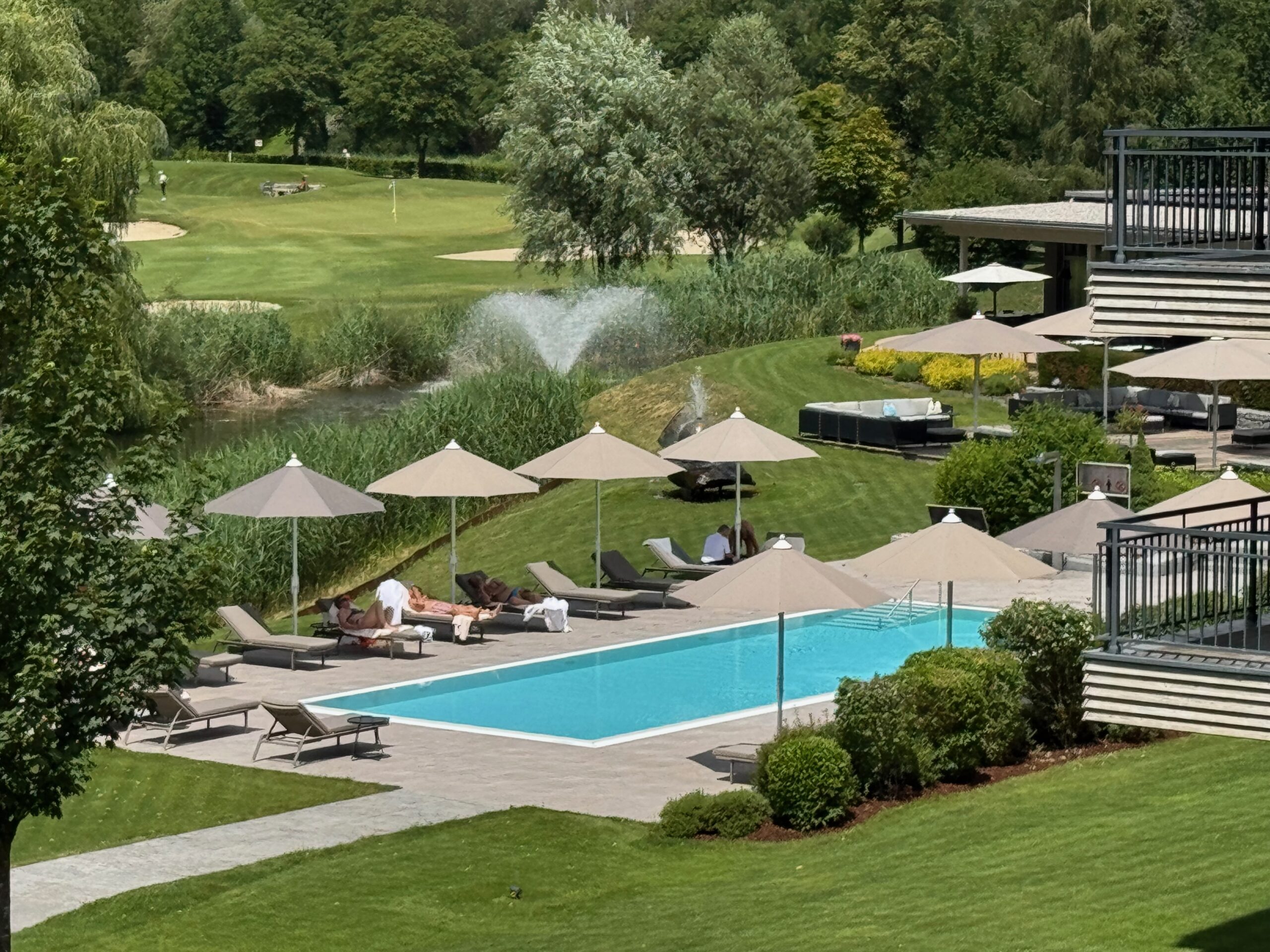 Pool mit Blick aufs Grün – dazwischen die eigentliche Entspannung, nicht danach.