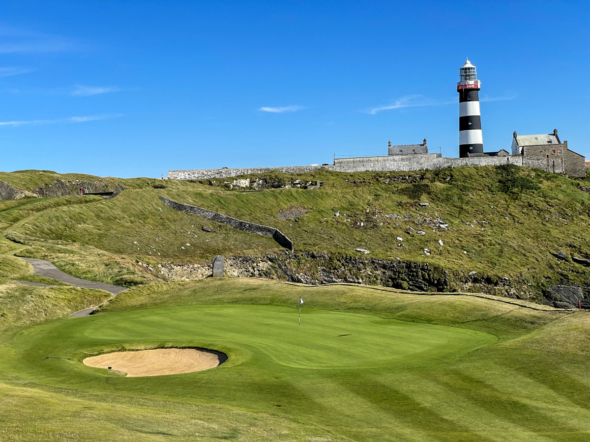 Küstengrün mit direktem Blick auf den Leuchtturm