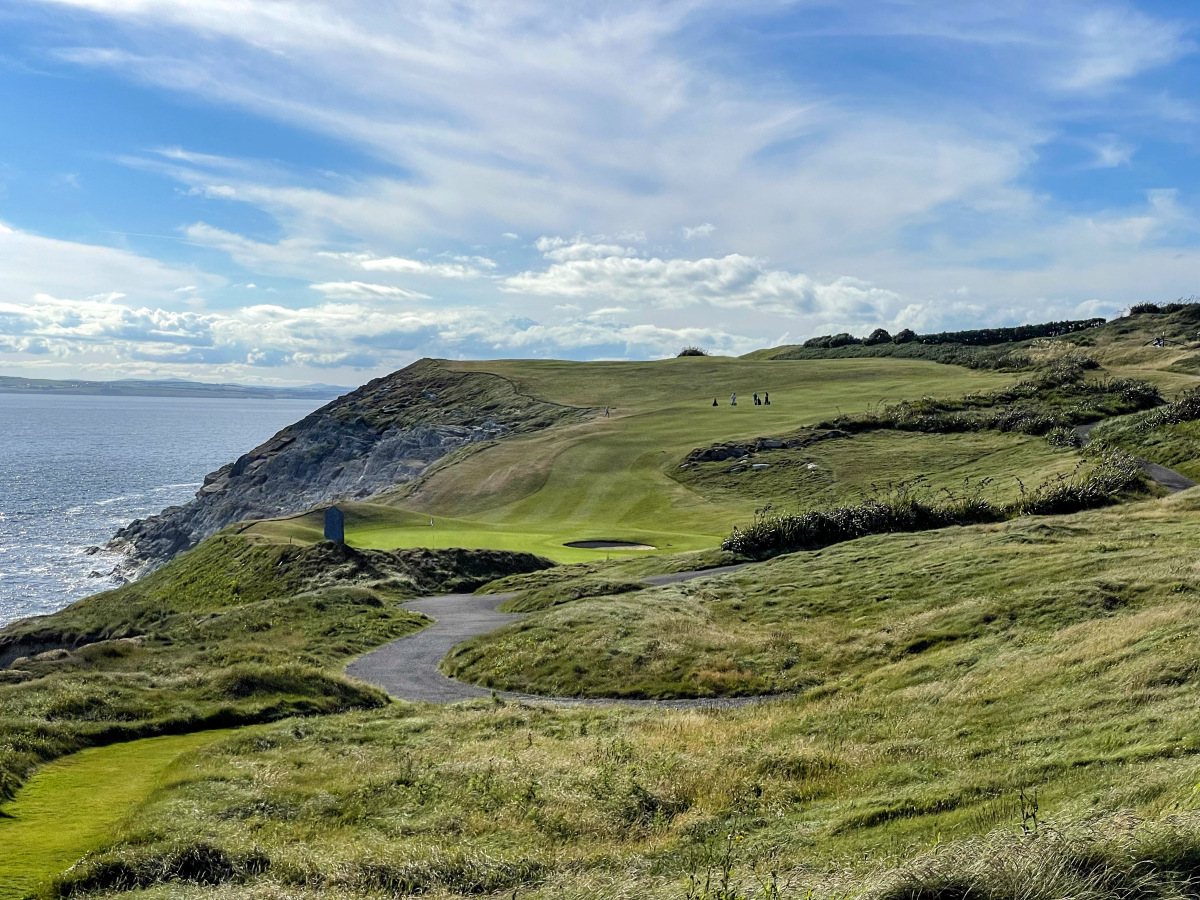 Panoramablick auf Fairway und Leuchtturm von Old Head Golf Links
