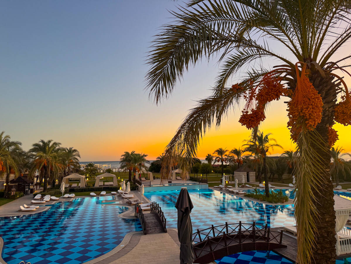 Ausblick von der Terrasse über die Poolanlage mit Palmen vom Kempinski Hotel The Dome