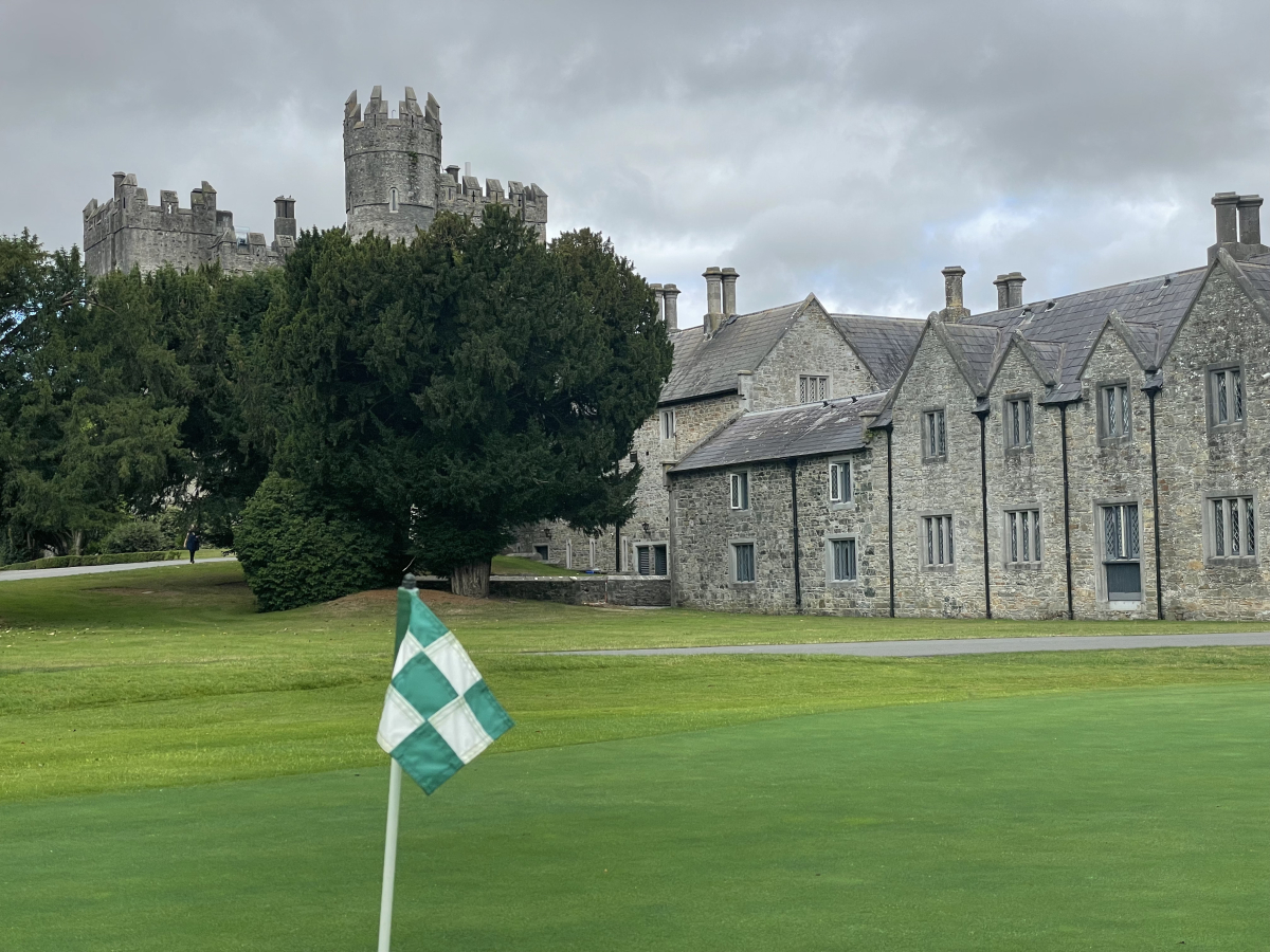 Putting Green am Kilkea Castle Golfplatz mit Blick auf das Schloss