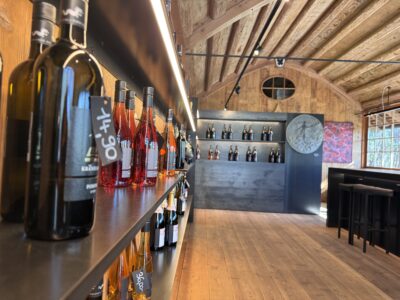 Moderne Vinothek im Kränzelhof Weingut mit regionalen Südtiroler Weinen