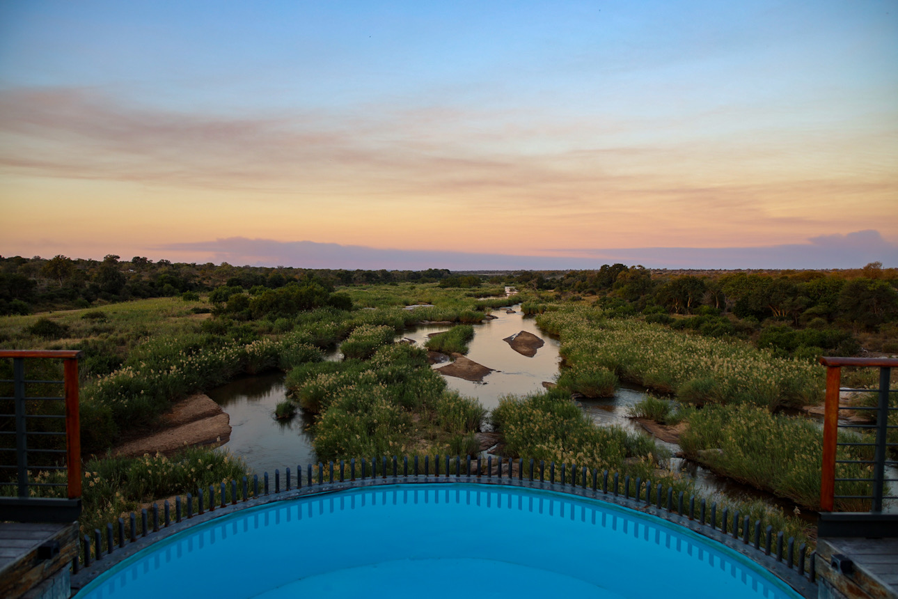 Schöne Landschaft mit Fluss und Pool