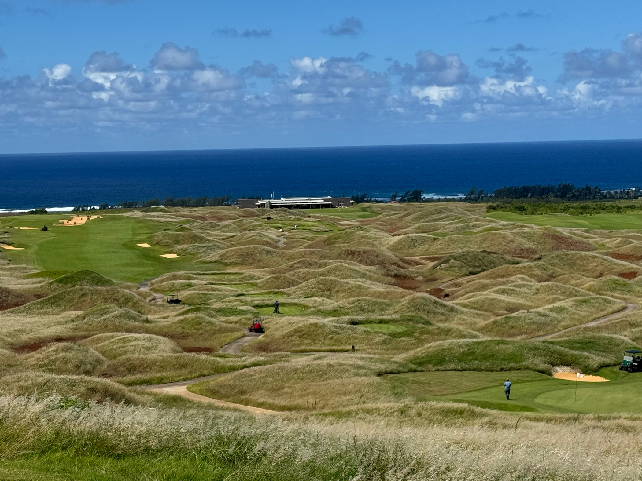 Golfweg im La Réserve Golf Links Mauritius mit Blick auf das Meer