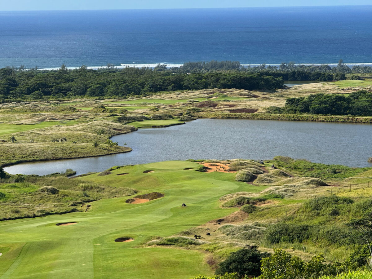 Blick auf Links-Golfplatz La Réserve Mauritius mit weitläufiger Landschaft und Wasserhindernis