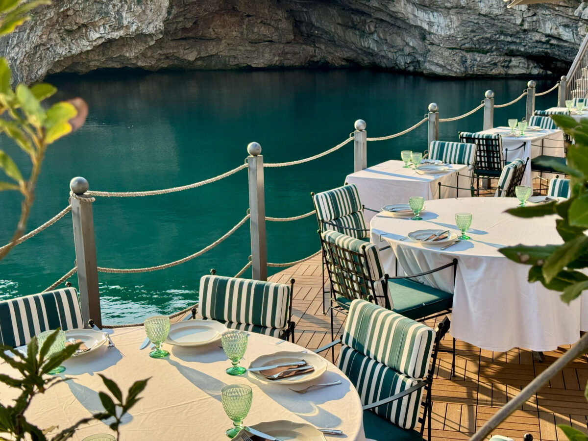 Restaurant an einer blauen Grotte