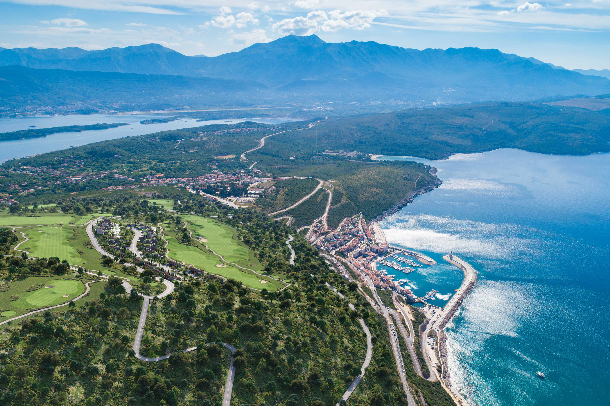 Golfplatz im Grünen, Adria rechts, Serpentinen führen hinunter – und plötzlich merkst du, dass du hier spielen wirst, nicht nur träumen.