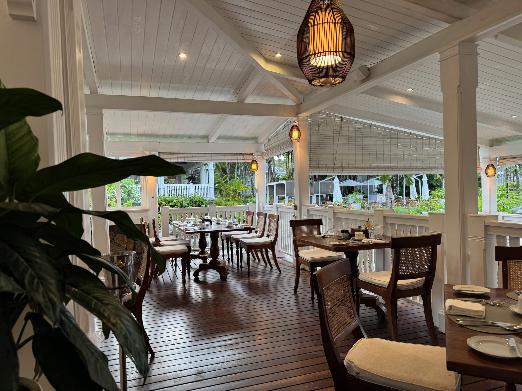 Offenes Restaurant im Heritage Le Telfair Mauritius mit Blick ins tropische Resort
