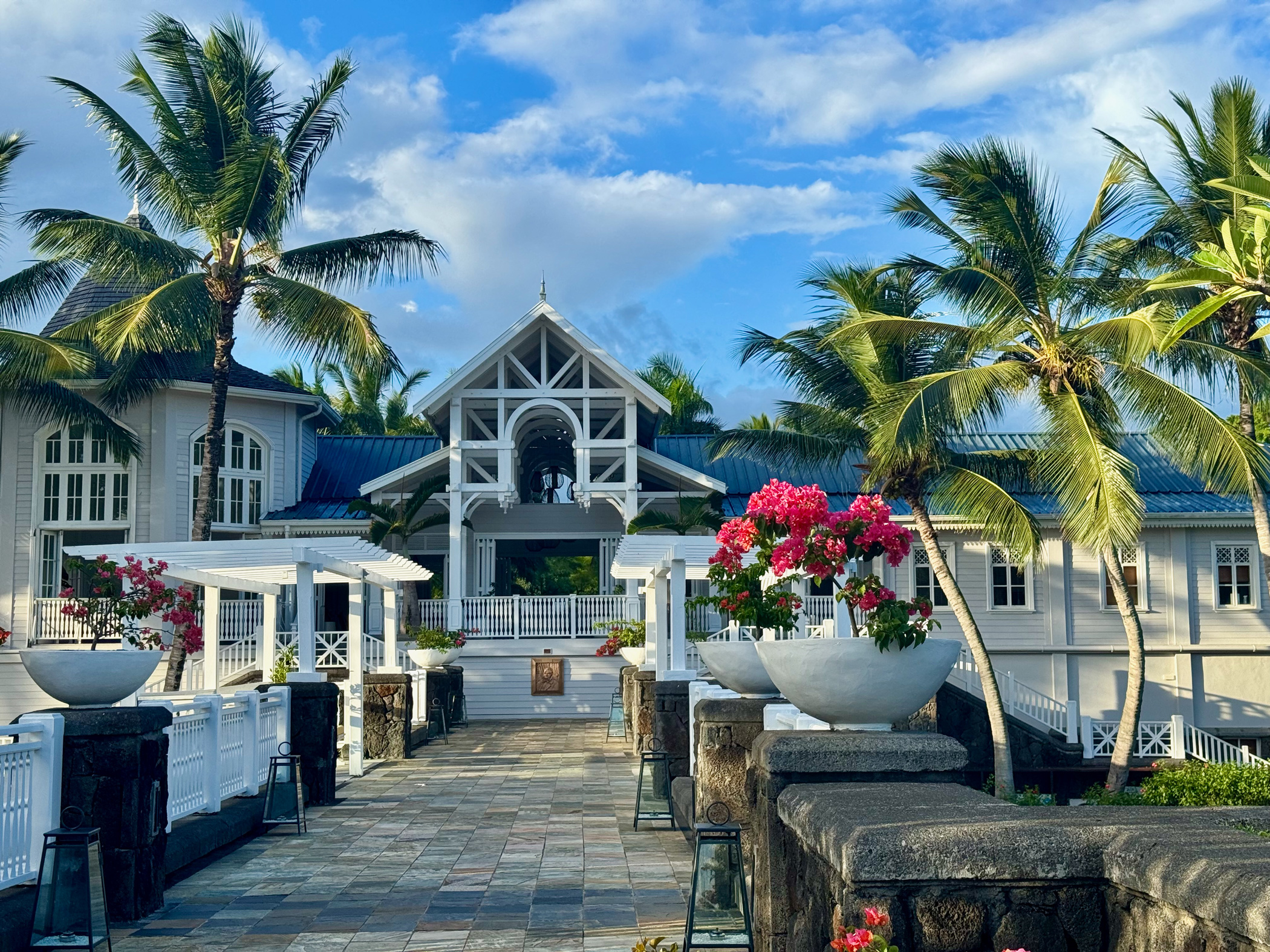 Aussenansicht des Heritage Le Telfair Mauritius mit Palmen und kolonialem Haupthaus