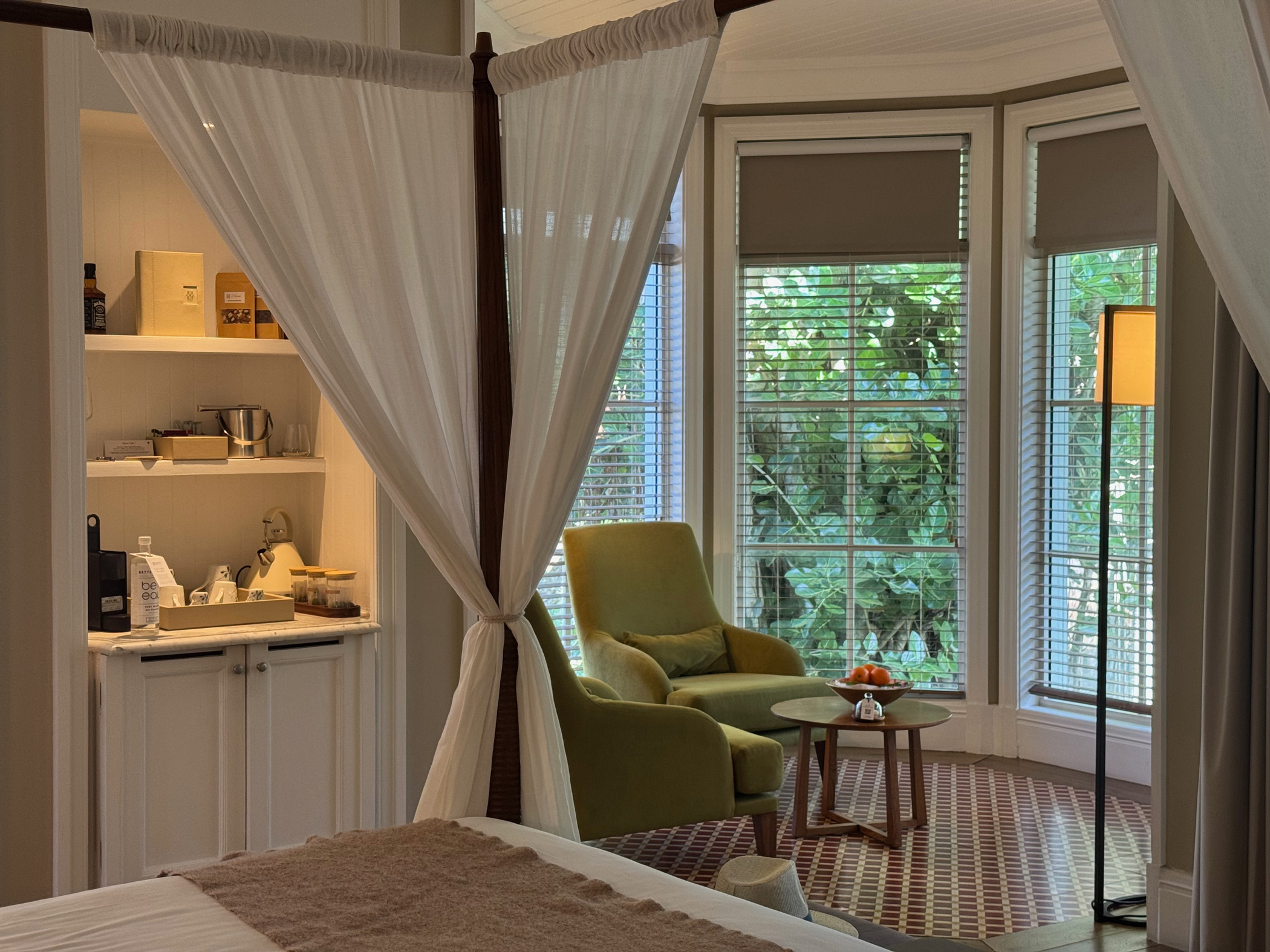 Wohnbereich mit Sessel und Blick ins Grün