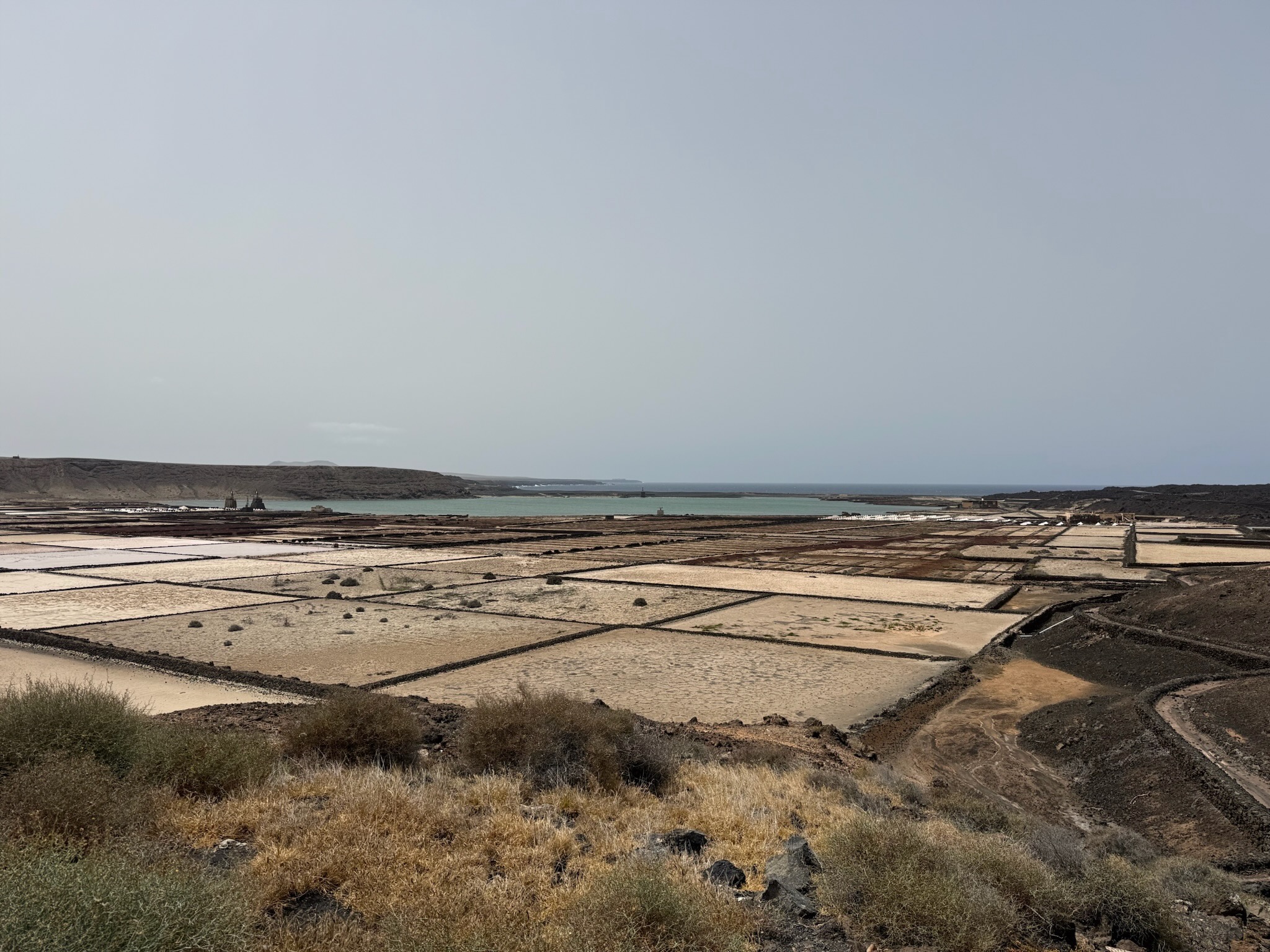 Salzfelder und Küstenlandschaft auf Lanzarote