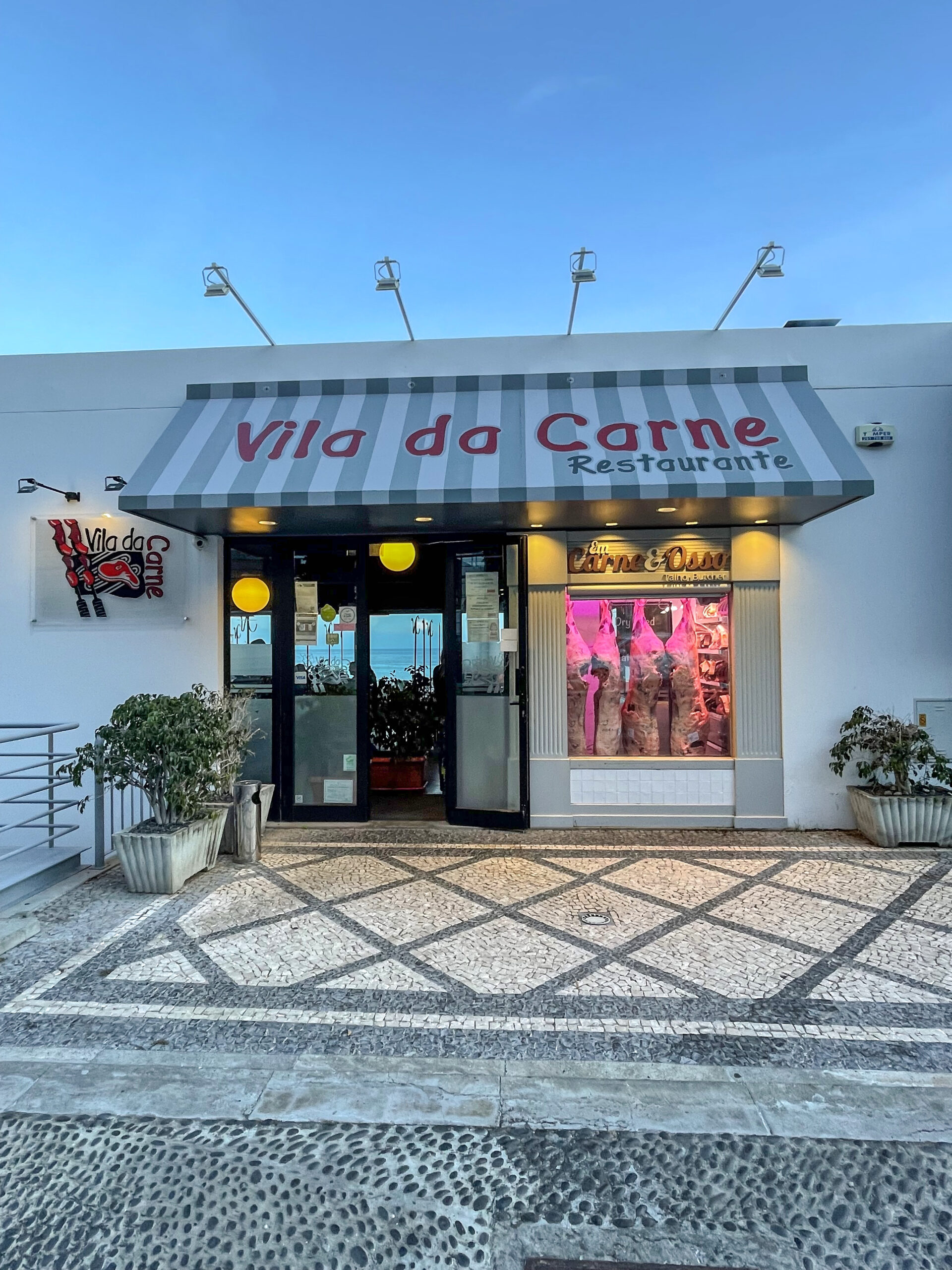 Vila da Carne mit gestreifter Markise – das Fleischrestaurant mit Charakter an der Waterfront von Câmara de Lobos.