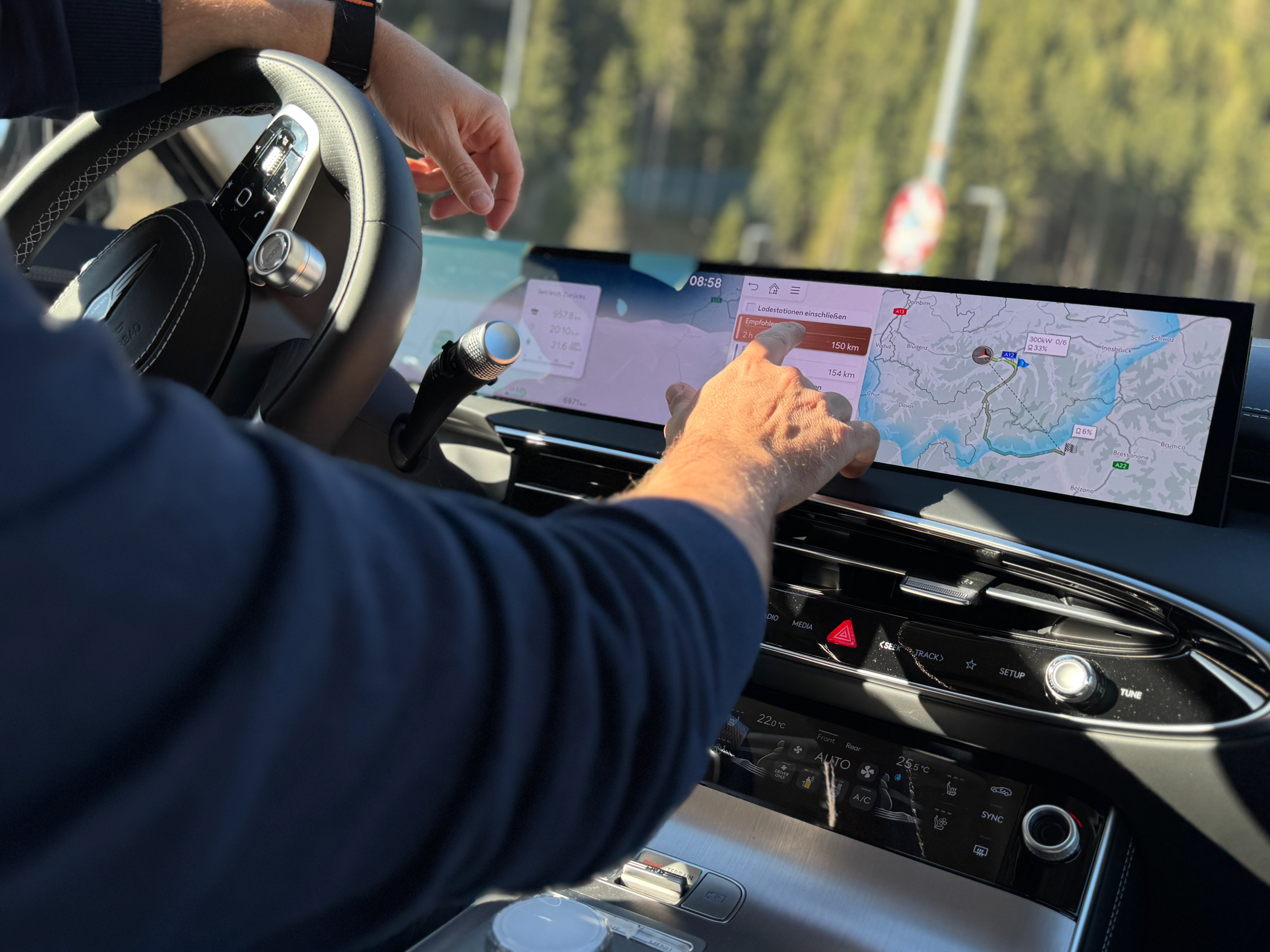 Fahrer bedient modernes Navigationssystem.