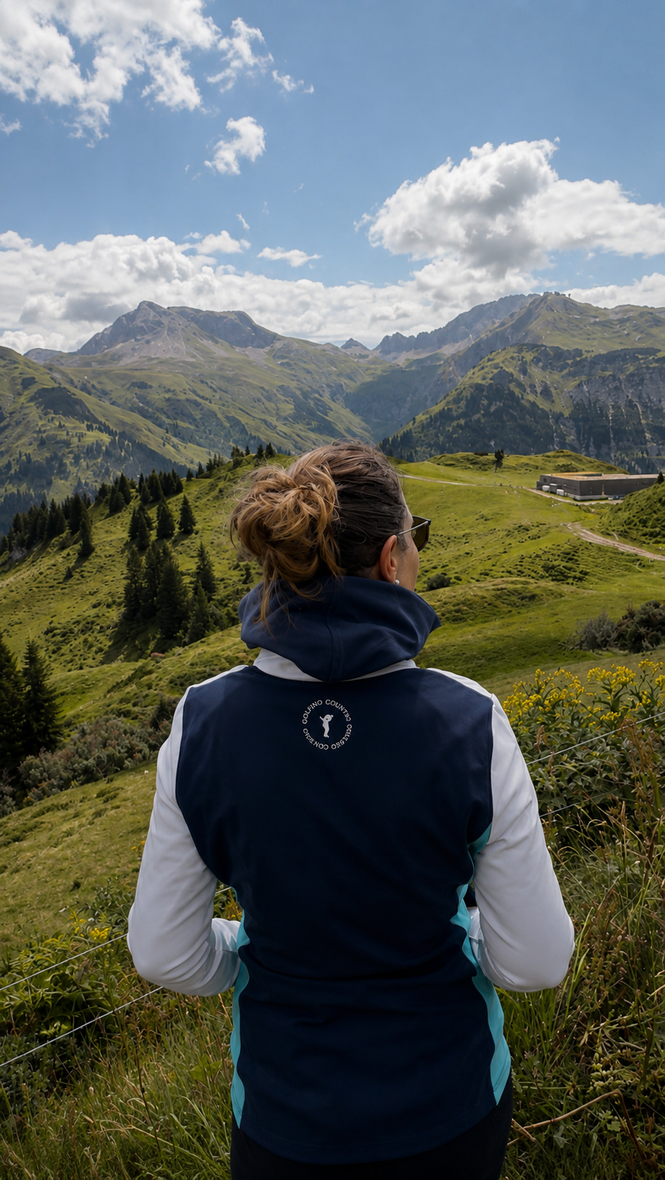 Frau blickt auf Berglandschaft.