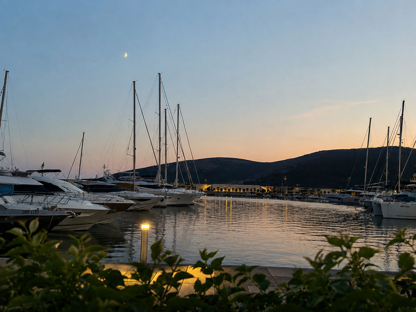 Yachten in der Marina von Luštica Bay in der blauen Stunde