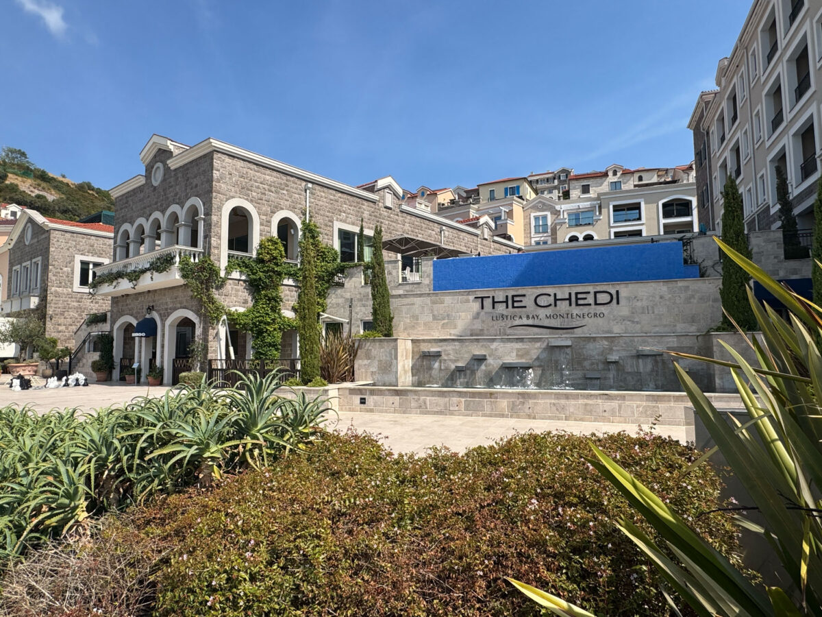 Fassade des The Chedi Luštica Bay am Marina Village