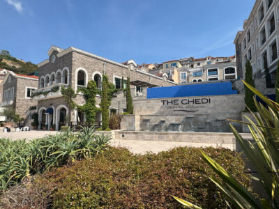 Fassade des The Chedi Luštica Bay am Marina Village