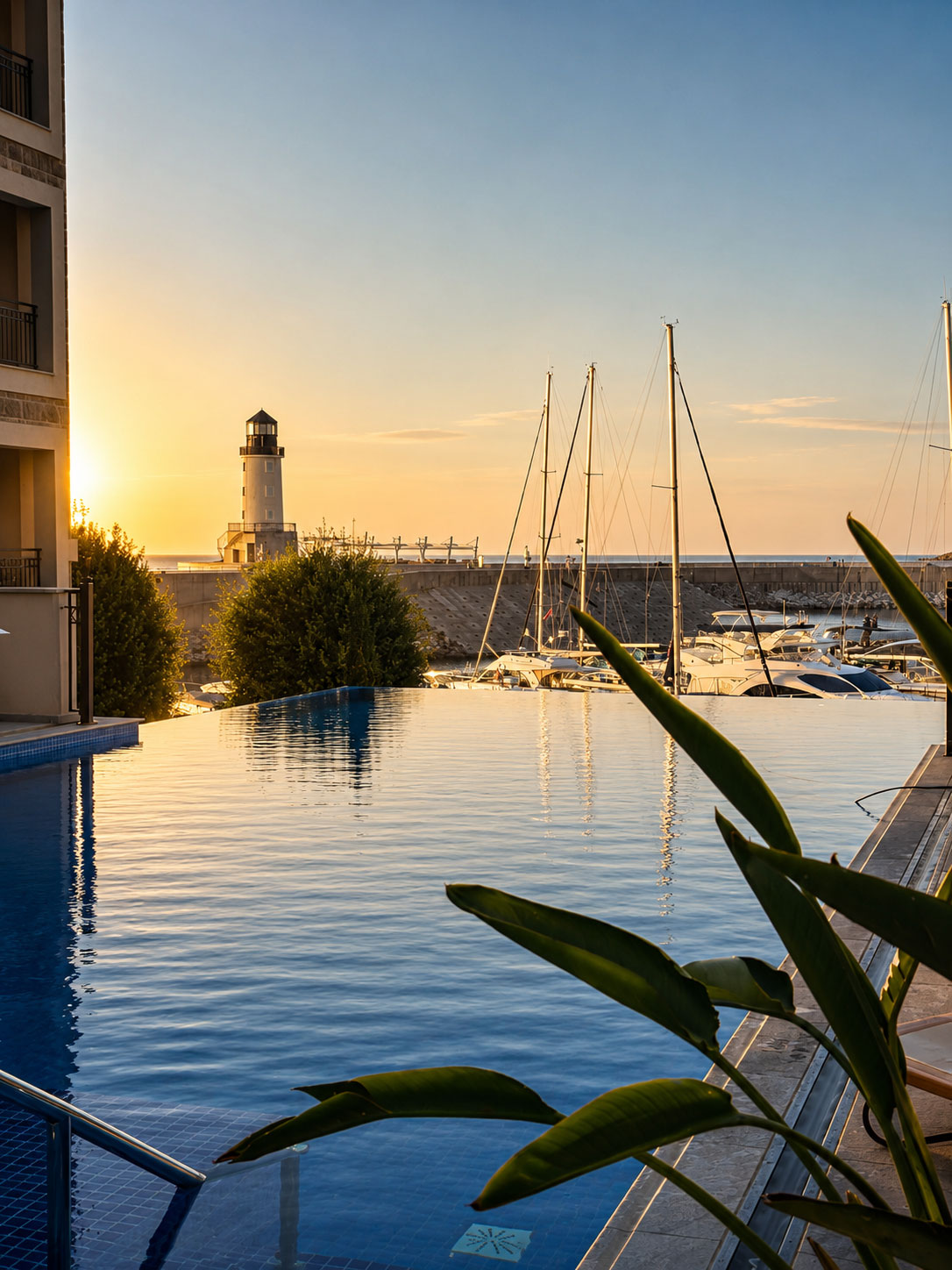 Infinity-Pool des The Chedi Luštica Bay mit Leuchtturm und Marina