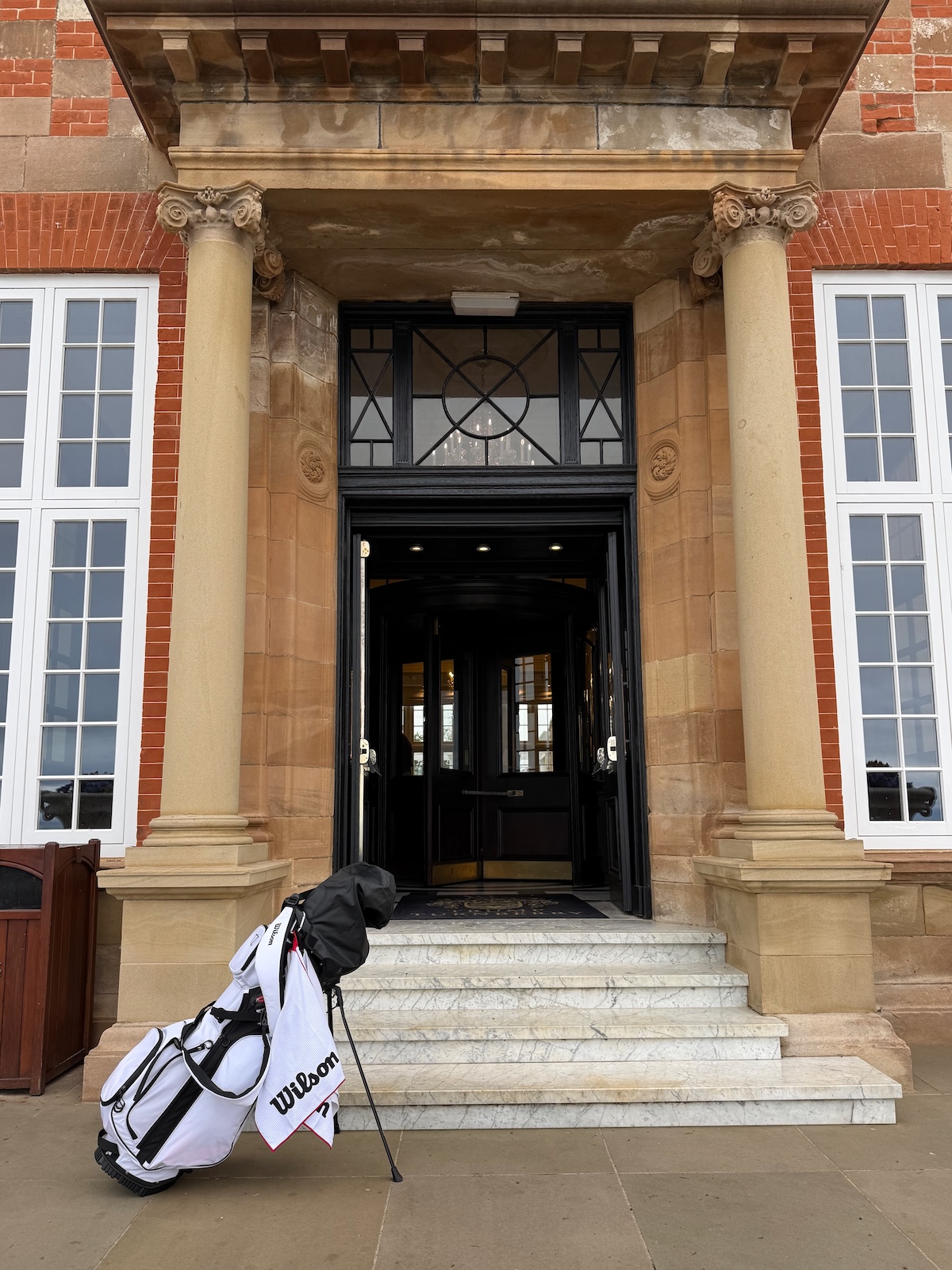 Eingang mit Golfbag vor der Tür